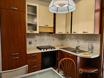 Cucina angolare completa con elettrodomestici