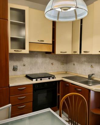 Cucina angolare completa con elettrodomestici