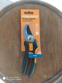 Forbici manuali per potatura.