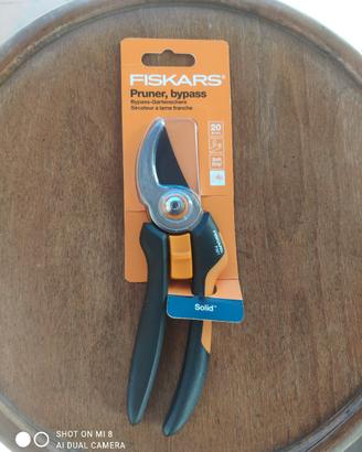 Forbici manuali per potatura.