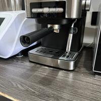 Macchina da caffè espresso Cecotec con montalatte