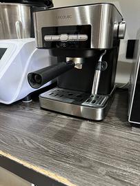Macchina da caffè espresso Cecotec con montalatte
