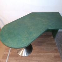 Tavolo angolare con gamba centrale