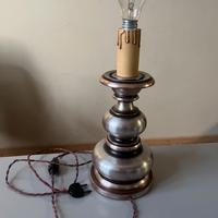 Lampada da tavolo in legno tornito