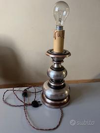 Lampada da tavolo in legno tornito