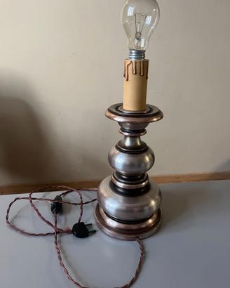Lampada da tavolo in legno tornito