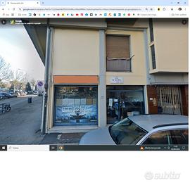 Fondo Viale Guidoni con 3 sporti sulla strada