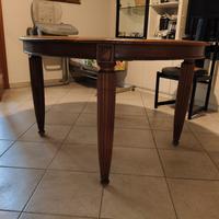 tavolo in stile con sedie