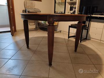 tavolo in stile con sedie