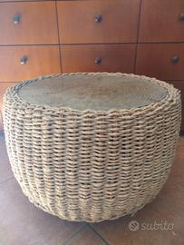 Pouf  in vimini intrecciato con ripiano in vetro