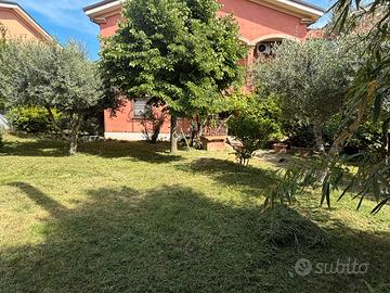 appartamento con ampio giardino privato