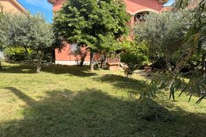 appartamento con ampio giardino privato