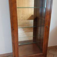 Elegante Vetrina Cristalliera a Due Corpi in Noce