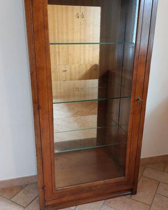 Elegante Vetrina Cristalliera a Due Corpi in Noce