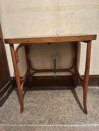 Tavolino in legno ex uso ufficio