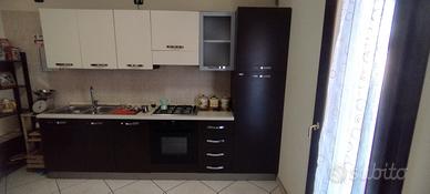 cucina con frigo e forno funzionante 