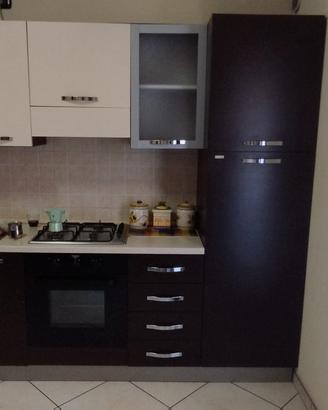 cucina con frigo e forno funzionante 