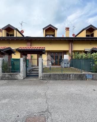 VILLA A SCHIERA A CASATENOVO