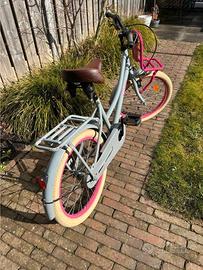 Bicicletta per bambini grigio-rosa con cestino