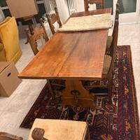 Tavolo in legno di buona qualità, con 6 sedie.