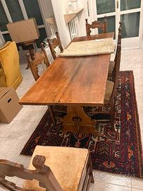 Tavolo in legno di buona qualità, con 6 sedie.