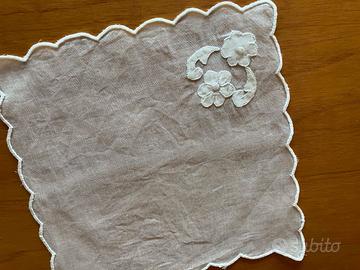 piccolo centrino in organza bianco ricamato, cm.17