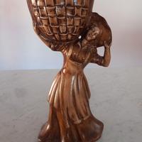 Statua donna con cesto - resina effetto legno