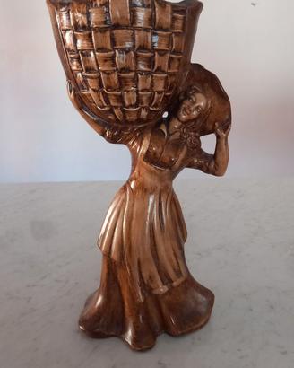 Statua donna con cesto - resina effetto legno