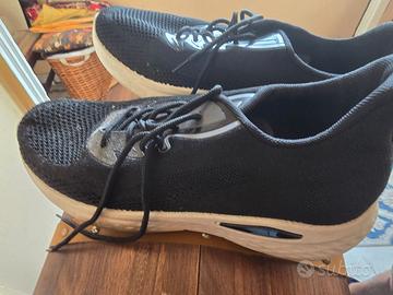 Paia Di scarpe sportive usate