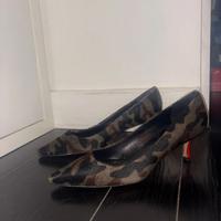 Decollete camouflage con tacco basso