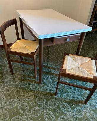 Tavolo e sedie vintage allungabile noce e laminato