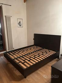 Letto matrimoniale con doghe in legno