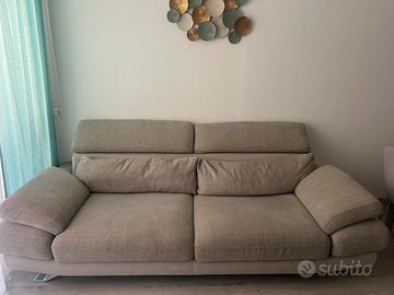 Divano tre posti con pouf “Poltrone e sofà”