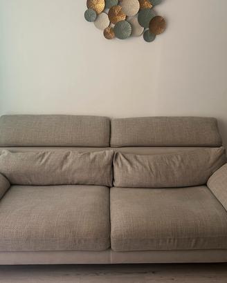 Divano tre posti con pouf “Poltrone e sofà”