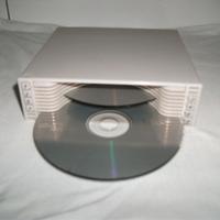 Porta CD con rilascio  a pulsante.