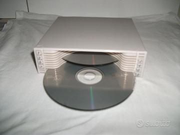 Porta CD con rilascio  a pulsante.