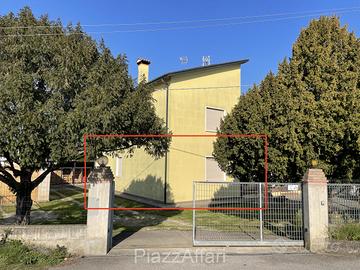 Porzione al piano terra con annesso e giardino