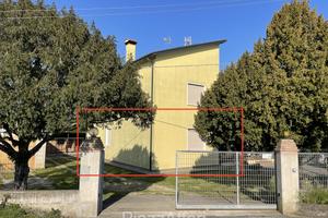 Porzione al piano terra con annesso e giardino