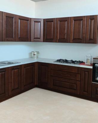 Cucina con ante in legno adattabile - fine serie