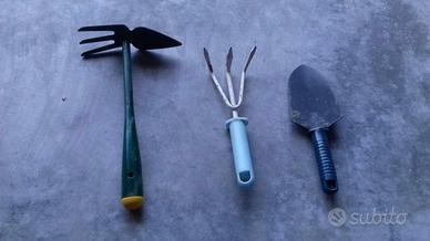 Attrezzi arnesi per giardinaggio