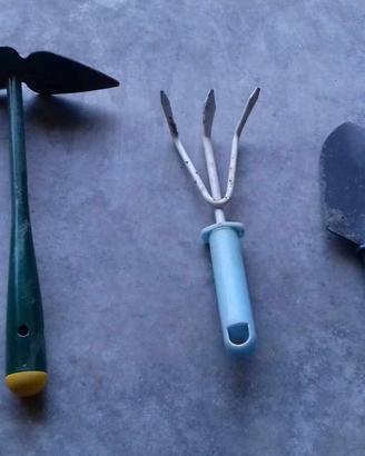 Attrezzi arnesi per giardinaggio