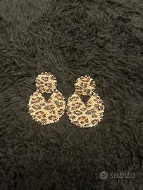 orecchini leopardati con dettagli metallici dorati