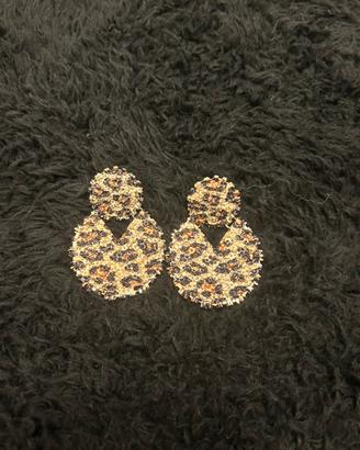 orecchini leopardati con dettagli metallici dorati