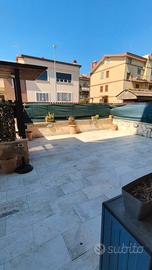 Appartamento arredato con ampio terrazzo e ingress