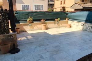 Appartamento arredato con ampio terrazzo e ingress