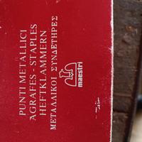 scatola di graffette 