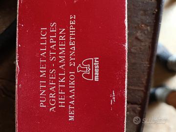 scatola di graffette 