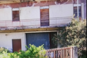 Edificio indipendente a più piani