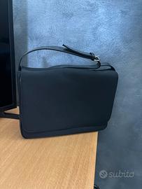 Borsa nera a spalla con tracolla regolabile