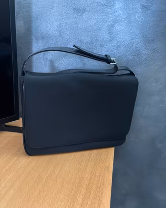 Borsa nera a spalla con tracolla regolabile